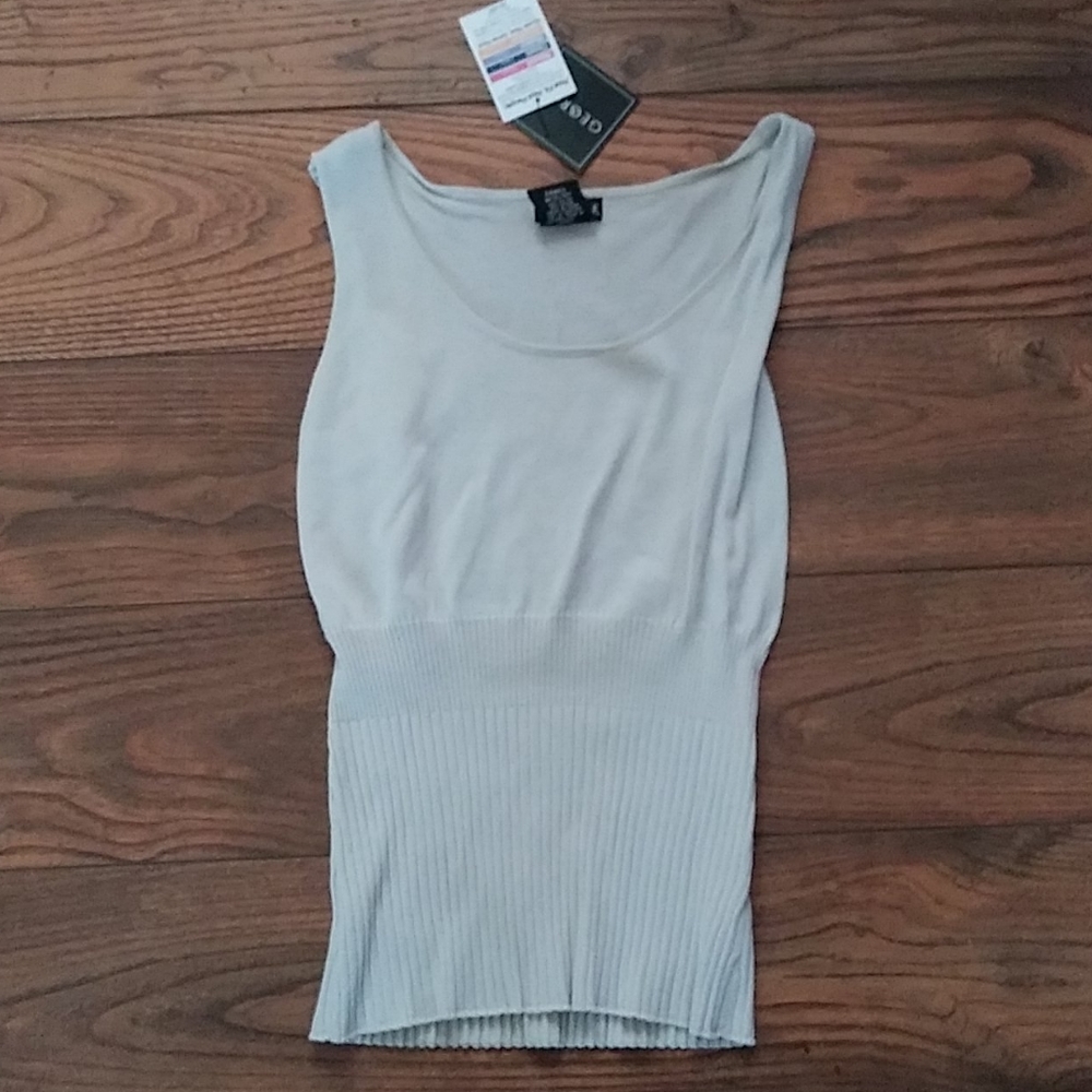 Sleeveless dress shirt